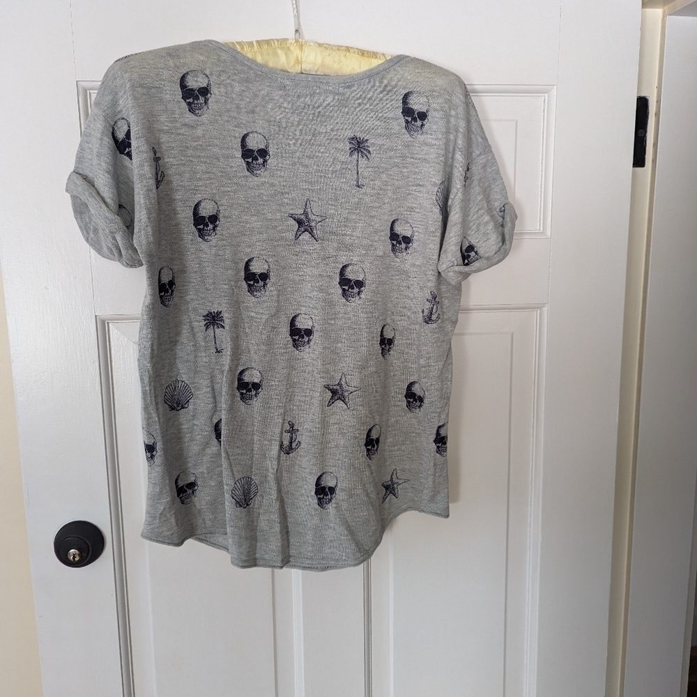 COPY - COPY - SKULL CASHMERE Sz S Small Gray with Black Skulls Short Sleeve NWT - Picture 2 of 11
